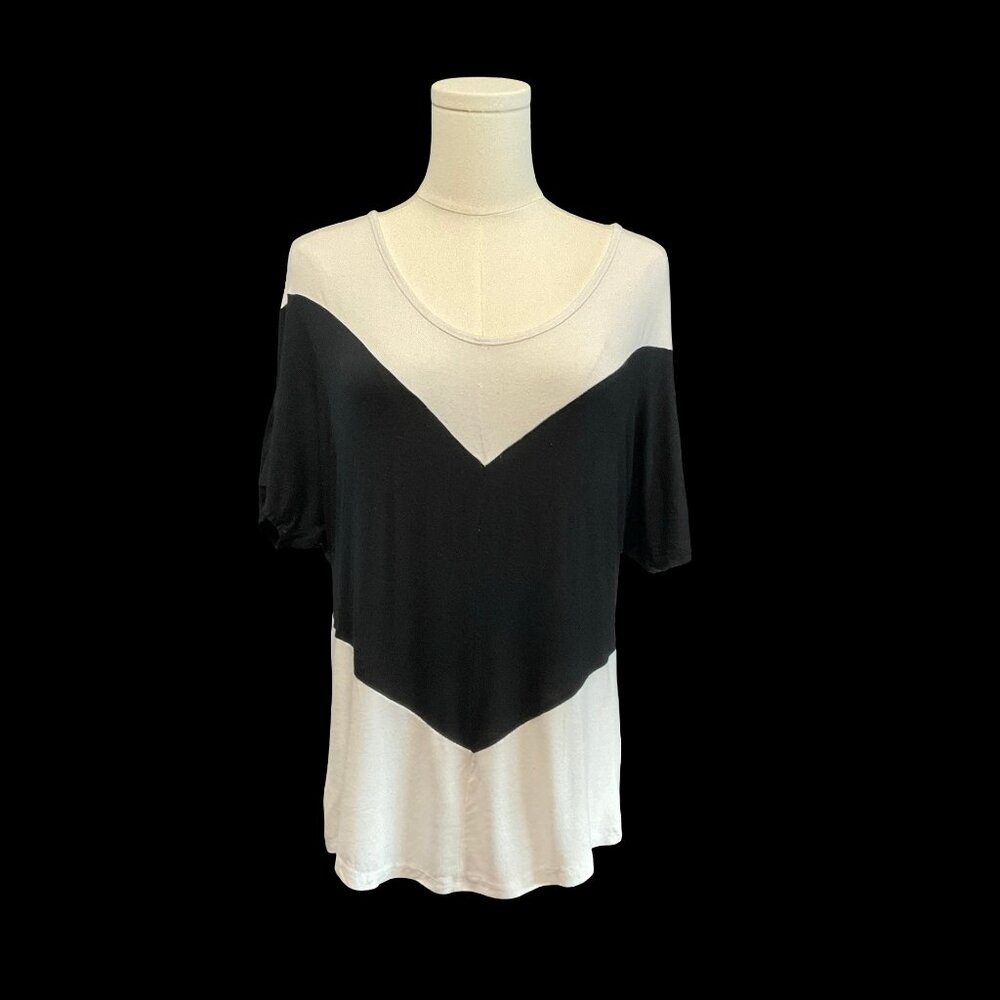 👗5/$25 - Black/White Chevron Colorblock Top